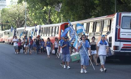 Los colectivos con militantes transformaron el centro en un gran estacionamiento