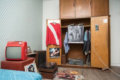 La TV de tubo -de color rojo, un clásico de la época- y la camiseta de Argentinos Juniors, en la habitación del hombre que lo ganaría todo. 