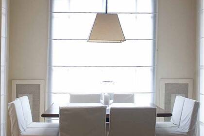 La ubicación adecuada de las luminarias ayuda a dividir los espacios de los ambientes multifunción