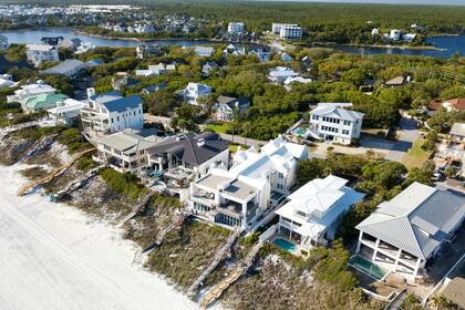 La ubicación, costo de reconstruir, historial de reclamos anteriores, cobertura y crédito son los principales factores en los costos del seguro del hogar en Florida