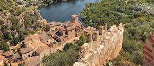 Dónde queda el pueblo europeo con el mejor castillo amurallado