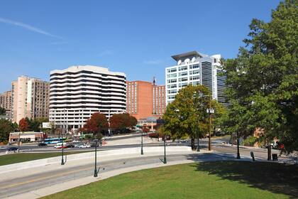 La ubicación estratégica de Silver Spring proporciona un equilibrio perfecto entre la tranquilidad suburbana y el acceso a las oportunidades profesionales y culturales de Washington, D.C.
