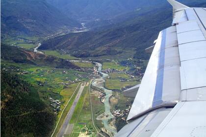 La ubicación geográfica y las condiciones climáticas en el Aeropuerto Internacional de Paro (PBH) hacen que sea una experiencia de vuelo desafiante