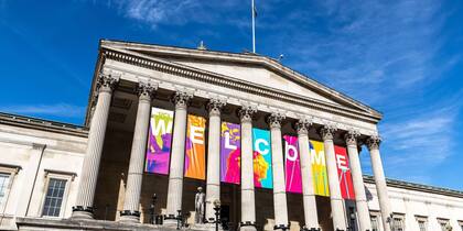 La UCL, sitio donde estudiará Alexia, con el cartel de "Bienvenidos"