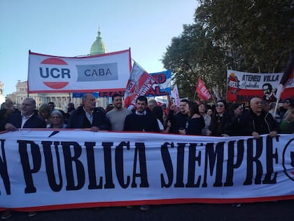 La UCR inició la marcha en la esquina de Tucumán y Callao encabezada por el presidente del Comité Nacional, Leonel Chiarella, los presidentes de Ciudad y Provincia de Buenos Aires, Hernán Rossi y Emiliano Balbín