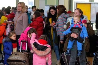 La ucraniana Marina Stadnik de Kramatosrk llega con sus cuatro hijos a una estación de tren en Przemysl, al sureste de Polonia, el lunes 28 de marzo de 2022.