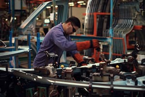 La UIA reporta caídas de más del 50% en la producción industrial y en las ventas del sector