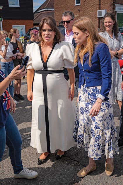 La última aparición pública de Eugenia antes de dar a luz por segunda vez. Está junto a su hermana, la princesa Beatrice, en Chalfont St Giles en un evento del 7 de mayo, durante las celebraciones por la coronación de su tío el rey Carlos III. 