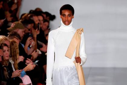 La última colección de Loewe, que se presentó en París Fashion Week exploró la sutileza de las líneas simples en tonos neutros, principalmente el blanco y el negro