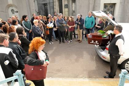 Olivia Esteche junto a su padre, familiares, amigos y compañeros de su madre