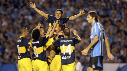 La última final de Gremio: derrota frente a Boca, liderado por un Riquelme en toda su dimensión; Schiavi, defensor del equipo de Porto Alegre, se resigna