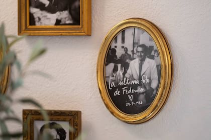 "La última foto de Federico", se lee en el retrato exhibido en la casa de García Lorca en Almería, una iniciativa de Antonio Lorente