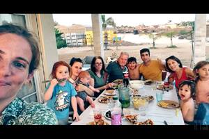 La última foto de la familia Bibas-Silberman, el 6 de octubre de 2023; de izquierda a derecha, Dana Silberman, Ariel Bibas, Shiri Silberman, Kfir Bibas, Margit Shnaider y José Luis Silberman, junto a otros familiares.