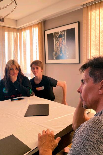 La última foto de los hermanos con su tutor en el mismo living en el que se hizo el shooting de tapa. “Todavía estoy procesando la decisión que tomó Gustavo, quien hasta el último día me trató como siempre. Es muy pronto,  no pasaron ni dos meses”.

