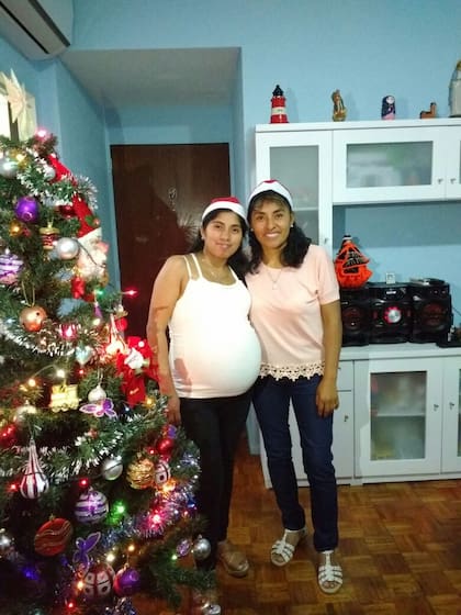 La última foto de Regina (embarazada de su hijo menor) con su hermana Deonicia, en la Navidad de 2016.