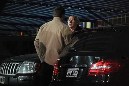La última foto del presidente y el entrenador en funciones: Daniel Angelici y, con gesto adusto, Carlos Bianchi frente a frente, en el estacionamiento del club, al caer la noche del jueves 28 de agosto de 2014; al día siguiente, el DT será reemplazado por Rodolfo Arruabarrena.