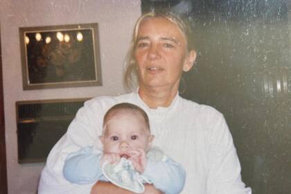 La última foto que Ana se sacó con su nieto en la tapera del campo de su abuelo