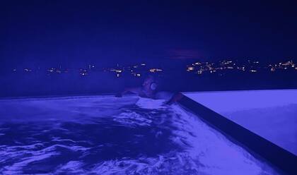 La última foto que posteó Matthew Perry en Instagram, en el jacuzzi de su casa