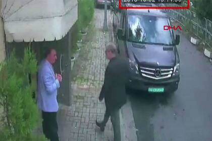 La última imagen conocida de Khashoggi, entrando al consulado de Arabia Saudita en Estambul