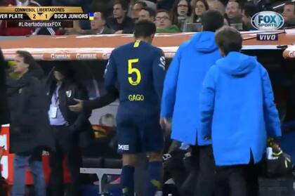 La última imagen de Gago en Boca: cuando salió de la cancha, lesionado, en la final de la Copa Libertadores ante River, en Madrid.