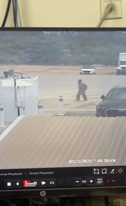 La última imagen del hombre de 72 antes de desaparecer. Se encontraba en una gasolinera a 1.8 millas de la casa de su hijo