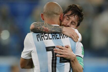 El abrazo de Mascherano con Messi cuando eran compañeros en la selección argentina
