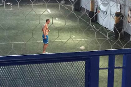 La última imagen publica de Juan Cruz Komar: el defensor entrenándose en soledad en un complejo de canchas de fútbol 5, en Rosario; el zaguero tiene contrato hasta mediados de 2023 con Talleres