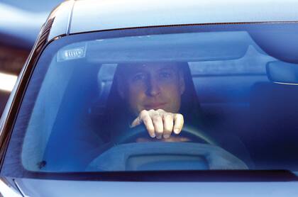 La última imagen pública de William, visitando a su mujer, Kate, tras la operación de abdomen que la tuvo más de diez días hospitalizada y de la que se está recuperando en su casa. William bloqueó su agenda para cuidarla y cuidar a sus tres hijos, George, Charlotte y Louis. Pero hoy retoma sus compromisos.