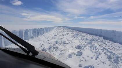 La última imagen que se tomó en febrero de la grieta en la barrera Larsen C, de donde se desprendió el iceberg