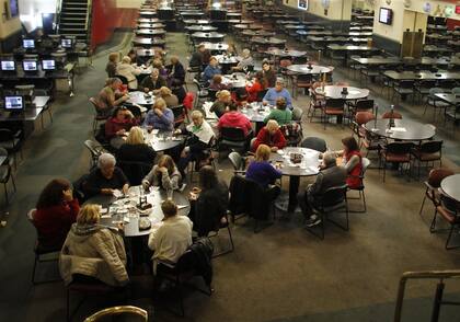 La última jugada en el bingo de Caballito, con las personas que se resistían a abandonar la sala