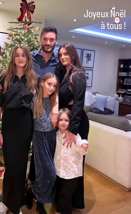 La última Navidad de la familia Lloris: sus hijos, Anna Rose, Giuliana y el pequeño Leandro, y Marine, la esposa de Hugo.