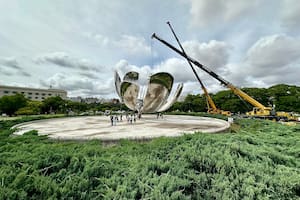 Con la instalación del último pétalo que fue destrozado por un temporal, la Floralis ya está completa