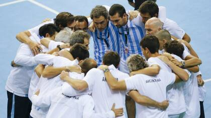 La última postal: la reunión del equipo nacional tras la caída en Bruselas, en el medio de la cancha
