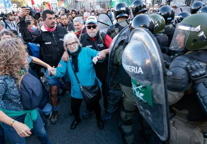 La última protesta de jubilados frente al Congreso terminó con incidentes; el kirchnerismo reclama garantizar movilizaciones masivas