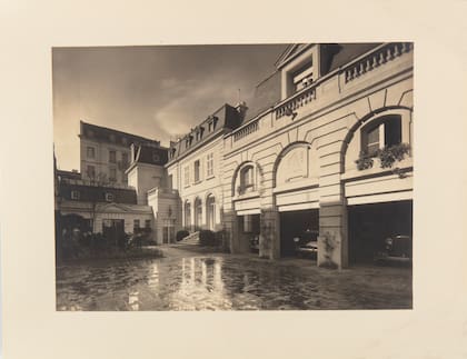 La última transformación de la mansión Oneto Gaona fue la construcción de las tres cocheras al fondo del jardín, en el último predio que Juan Oneto compró y anexó a su propiedad