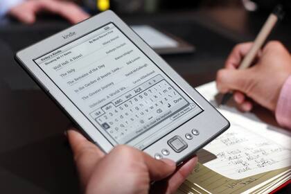 La última versión del Kindle, el lector de libros electrónicos que Amazon presentó de forma reciente junto a su tableta Fire