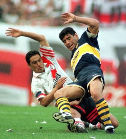 La última vez: Maradona jugó el último partido de su carrera en el Monumental en el éxito de Boca ante River.