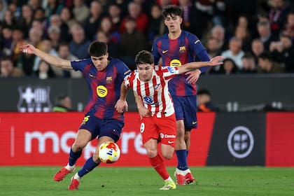 En qué canal pasan Atlético de Madrid vs. Barcelona, por la Liga de España 2025-2026