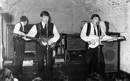 La última vez que se vio el bajo, se veía distinto a esta foto, de 1962, cuando no había pasado por 8 años de giras. Aquí, The Beatles apenas empezaba en el Cavern Bass de Liverpool