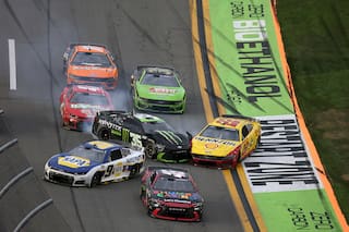 La caótica última vuelta de la carrera de Daytona y la euforia de Michael Jordan por el triunfo de su piloto