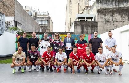 La UMET y Barrancas FC cerraron un convenio marco en 2024 para garantizar el acceso a becas para estudios de nivel superior a cambio de publicidad en el equipo