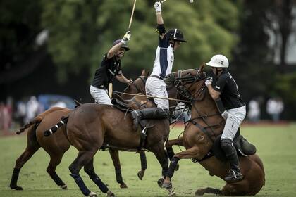 La única caída de Ellerstina entre las cinco que hubo en el partido que definió Palermo: Gonzalo Pieres (h.) se va al piso frente a su hermano Facundo y a David Stirling, sin consecuencias para su físico.