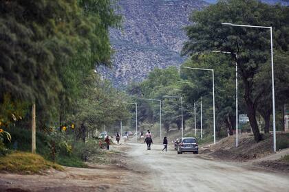 La única calle termina al pie de los cerros; los membrillares la enmarcan