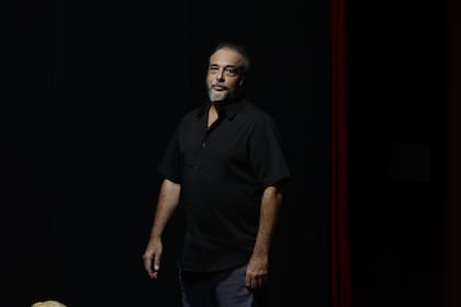 "La única diferencia entre mis alumnos y actores profesionales es que no tengo fecha de estreno, si no que estrenamos cuando sé que la obra está lista", asegura Marcelo Cosentino