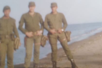 La única foto que José (medio) tiene de sus años en la Marina