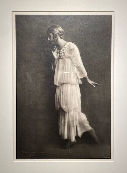 La única imagen del conjunto que no pertenece a la sesión en estudio de 1919: dos años antes la bailarina y el fotógrafo ya se habían encontrado