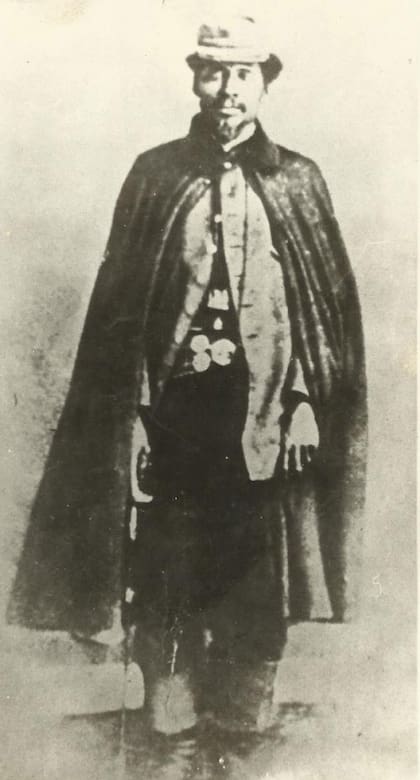 La única imagen que se conserva de Nicolás Denis, a partir de la cual se realizó el monumento que se yergue hasta la actualidad en San Jerónimo del Sauce.