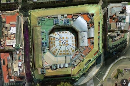 La única manera de ver la cúpula del Banco Nación desde el exterior es a través de una imagen aérea, como esta del Google Earth