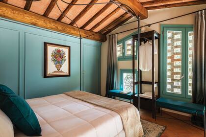 La única solución posible a la trama de ladrillos y la reja en forma de flor fue cerrarlas con ventanas: a la falta de luz, su contribución pintoresca.