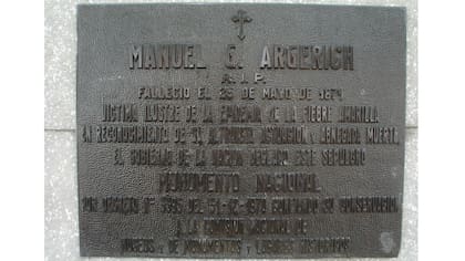 La ?nica tumba existente del viejo cementerio de 1871 es la del doctor Manuel Argerich quien falleci? cumpliendo con su deber, un 19 de Abril de 1871 en plena fiebre amarilla.